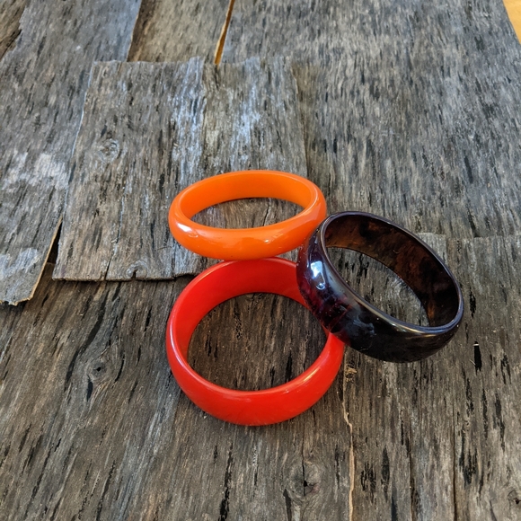 Three plastic bracelets. - Picture 3 of 3